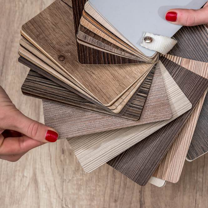 Equipe Revestlar instalando pisos vinílicos em Salvador